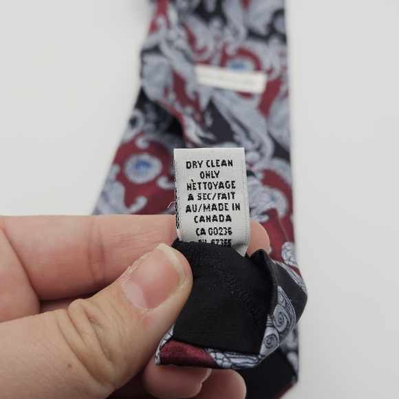 Metropolitan Museum of Art red and black paisley tie - Picture 5 of 5
